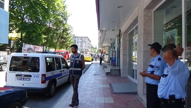 ALAPLI İŞ ADAMLARI DERNEĞİNDE POLİSLER GÜVENLİK ALIRLARKEN ( ERTUĞRUL YÜKSEL/ ZONGULDAK-İHA) (ERTUĞRUL YÜKSEL/ZONGULDAK-İHA)