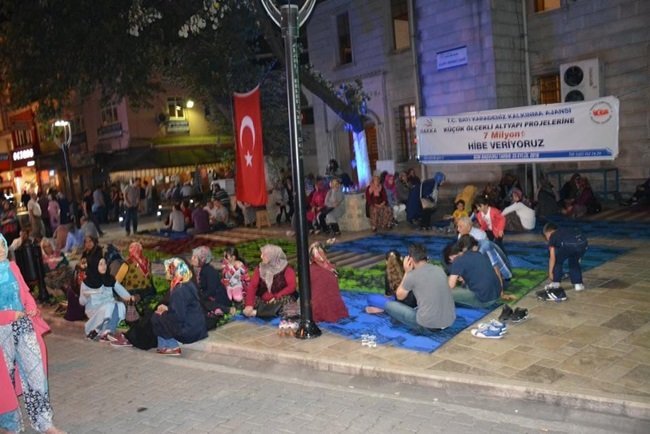 HALK SOKAKTA SABAHLIYOR ( ERTTUĞRUL YÜKSEL/ ZONGULDAK-İHA) (ERTUĞRUL YÜKSEL/ZONGULDAK-İHA)