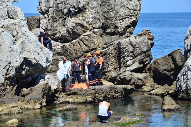 ZONGULDAK'TA DENİZ KENARINDA ERKEK CESEDİ BULUNDU. (ONUR ALTINDAĞ/ZONGULDAK-İHA)