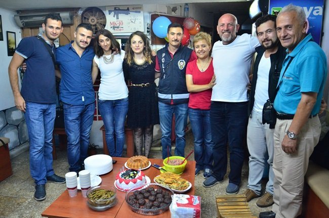 ZONGULDAK’TA YAŞAYAN 24 YAŞINDAKİ YEŞİM AYDOĞAN, DEMOKRASİ NÖBETİNDE GÖREVLİ POLİS EŞİNE DOĞUM GÜNÜNÜ SÜRPRİZİ YAPTI. (ONUR ALTINDAĞ/ZONGULDAK-İHA)