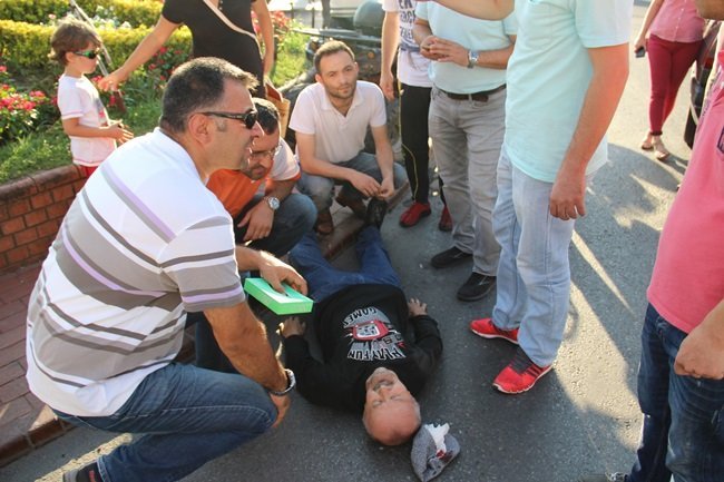 ZONGULDAK’IN EREĞLİ İLÇESİNDE ATV ARACI İLE İLÇE MERKEZİNE GELEN BİR KİŞİ, ÖNÜNDEKİ OTOMOBİLE ÇARPIP DENGESİNİ KAYBEDİNCE ORTA REFÜJE ÇIKTI. KAZADA YARALANAN ŞAHIS, AMBULANSLA İLÇEDEKİ ÖZEL HASTANEYE KALDIRILDI. (VEDAT KILIÇ/ZONGULDAK-İHA)
