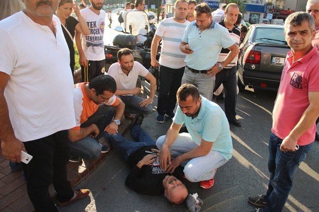 ZONGULDAK’IN EREĞLİ İLÇESİNDE ATV ARACI İLE İLÇE MERKEZİNE GELEN BİR KİŞİ, ÖNÜNDEKİ OTOMOBİLE ÇARPIP DENGESİNİ KAYBEDİNCE ORTA REFÜJE ÇIKTI. KAZADA YARALANAN ŞAHIS, AMBULANSLA İLÇEDEKİ ÖZEL HASTANEYE KALDIRILDI. (VEDAT KILIÇ/ZONGULDAK-İHA)