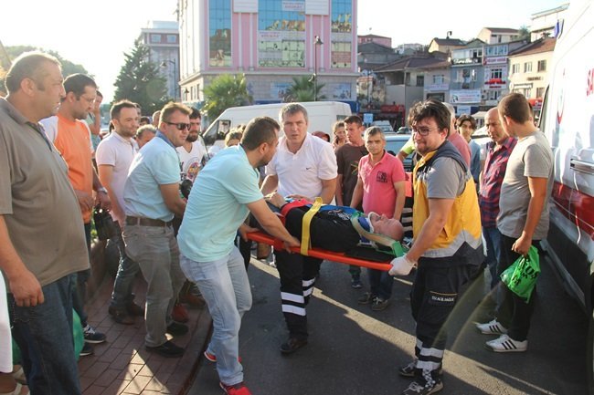 ZONGULDAK’IN EREĞLİ İLÇESİNDE ATV ARACI İLE İLÇE MERKEZİNE GELEN BİR KİŞİ, ÖNÜNDEKİ OTOMOBİLE ÇARPIP DENGESİNİ KAYBEDİNCE ORTA REFÜJE ÇIKTI. KAZADA YARALANAN ŞAHIS, AMBULANSLA İLÇEDEKİ ÖZEL HASTANEYE KALDIRILDI. (VEDAT KILIÇ/ZONGULDAK-İHA)