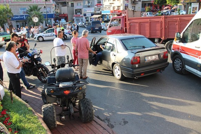 ZONGULDAK’IN EREĞLİ İLÇESİNDE ATV ARACI İLE İLÇE MERKEZİNE GELEN BİR KİŞİ, ÖNÜNDEKİ OTOMOBİLE ÇARPIP DENGESİNİ KAYBEDİNCE ORTA REFÜJE ÇIKTI. KAZADA YARALANAN ŞAHIS, AMBULANSLA İLÇEDEKİ ÖZEL HASTANEYE KALDIRILDI. (VEDAT KILIÇ/ZONGULDAK-İHA)