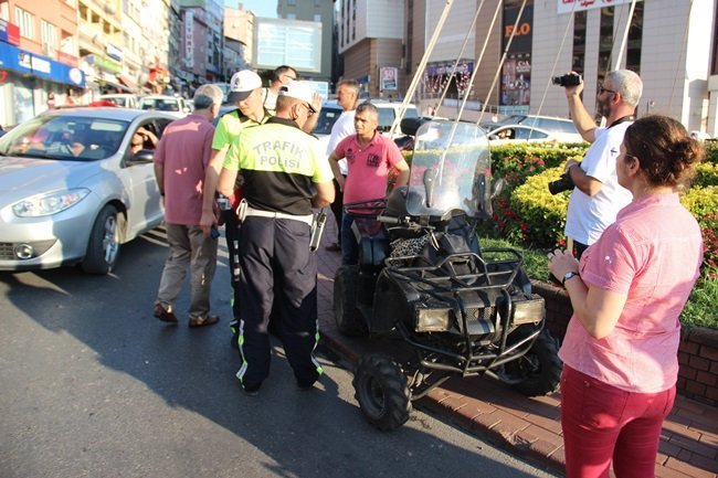 ZONGULDAK’IN EREĞLİ İLÇESİNDE ATV ARACI İLE İLÇE MERKEZİNE GELEN BİR KİŞİ, ÖNÜNDEKİ OTOMOBİLE ÇARPIP DENGESİNİ KAYBEDİNCE ORTA REFÜJE ÇIKTI. KAZADA YARALANAN ŞAHIS, AMBULANSLA İLÇEDEKİ ÖZEL HASTANEYE KALDIRILDI. (VEDAT KILIÇ/ZONGULDAK-İHA)