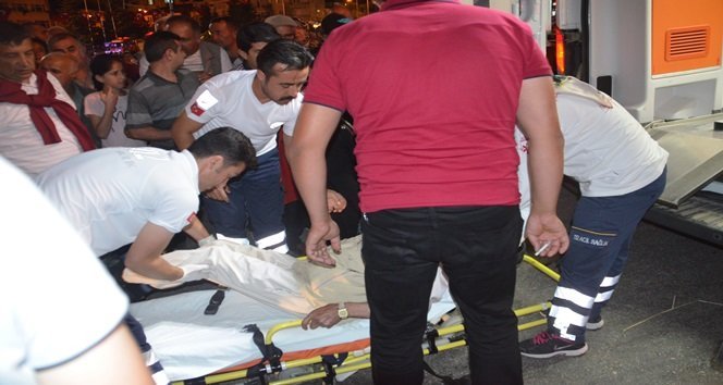 KASTAMONU'NUN TOSYA İLÇESİNDE DEMOKRASİ NÖBETİNE KATILAN 75 YAŞINDAKİ BİR KİŞİ, GEÇİRDİĞİ KALP KRİZİ SONUCU AMBULANSLA HASTANEYE KALDIRILDI. (SEDAT AĞACIKOĞLU/KASTAMONU-İHA)