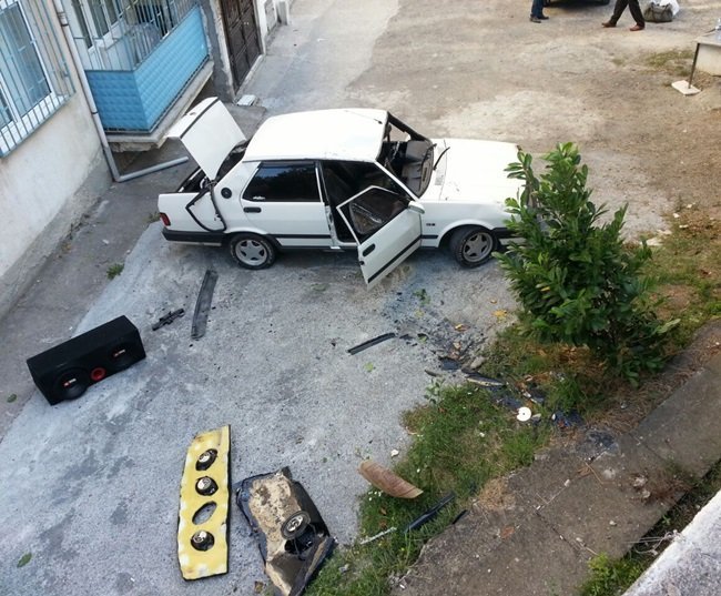 OTOMOBİL APARTMAN BOŞLUĞUNA UÇTU. (ERTUĞRUL YÜKSEL/ZONGULDAK-İHA)