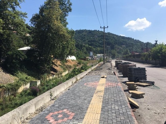 KOZLU BELEDİYE BAŞKANI ERTAN ŞAHİN, İHSANİYE MAHALLESİ GÜZERGAHINDAKİ YOL ÇALIŞMALARINI İNCELEDİ. ŞAHİN, MAHALLELERİN SORUNLARI ELE ALARAK ÇÖZDÜKLERİNİ SÖYLEDİ. (ONUR ALTINDAĞ/ZONGULDAK-İHA)
