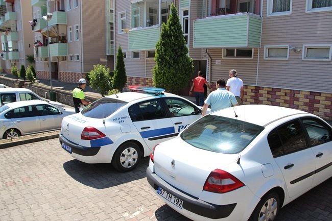 POLİS EKİPLERİ AĞABEYİNİ BIÇAKLAYAN AKIN SOFU İLE BİRLİKTE OLAYIN YAŞANDIĞI EVE GELİP İNCELEMELER YAPTI. (VEDAT KILIÇ/ZONGULDAK-İHA)