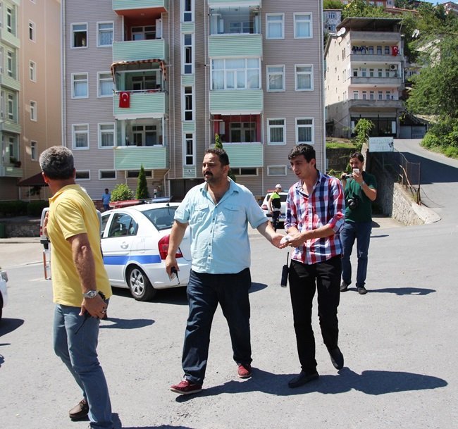 AKIN SOFUNUN AĞABEYİNİ BIÇAKLADIĞI KESİCİ ALET POLİS TARAFINDAN DELİL OLARAK ALINDI. (VEDAT KILIÇ/ZONGULDAK-İHA)