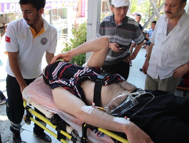 BOYNUNDAN ALDIĞI BIÇAK DARBESİ İLE YARALANAN TAYFUN SOFU ÜNİVERSİTE HASTANESİNE KALDIRILDI. (VEDAT KILIÇ/ZONGULDAK-İHA)