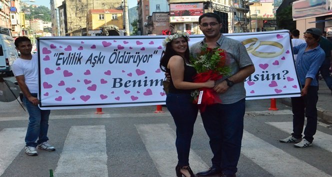 Cadde ortasında sürpriz evlenme teklifi
