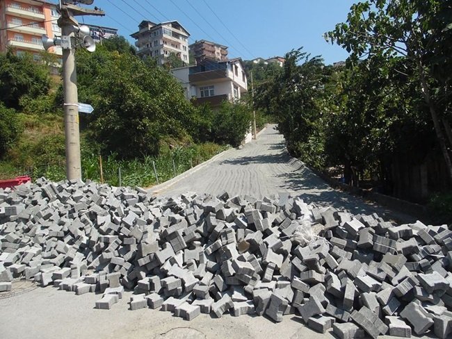 GÜLÜÇ BELEDİYE BAŞKANI GÖKHAN DEMİRTAŞ PARKE ÇALIŞMALARINA ÖRENCİK MAHALLESİ'NDEN BAŞLADI. (VEDAT KILIÇ/ZONGULDAK-İHA)