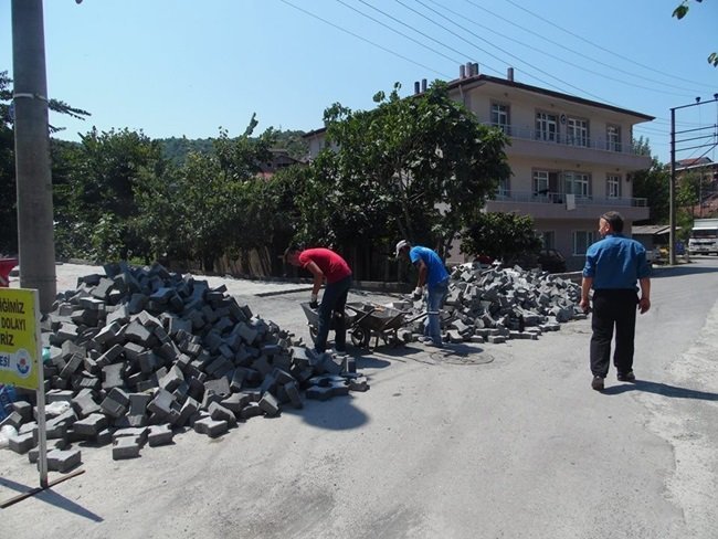 GÜLÜÇ BELEDİYESİ PARKE ÇALIŞMALARINA ÖRENCİK MAHALLESİ'NDEN BAŞLADI. (VEDAT KILIÇ/ZONGULDAK-İHA)