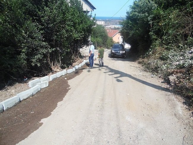 GÜLÜÇ BELEDİYESİ BELDEDE YOL VE KALDIRIMLARDA PARKE ÇALIŞMASI BAŞLATTI. (VEDAT KILIÇ/ZONGULDAK-İHA)