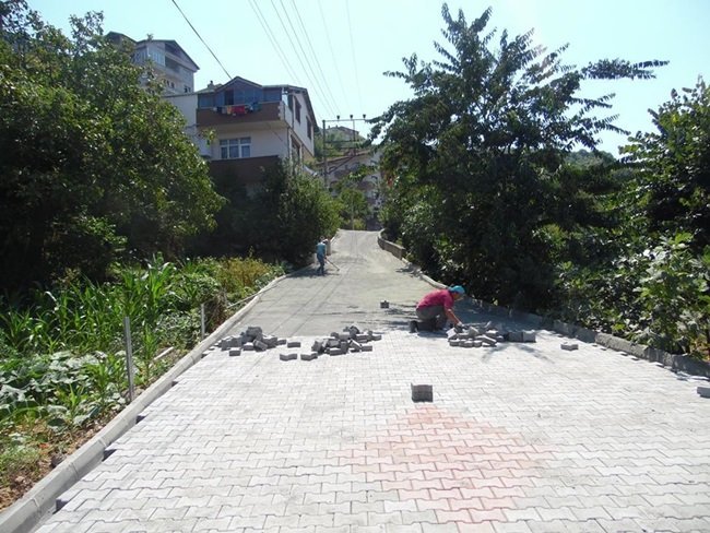 GÜLÜÇ BELEDİYESİ BU YIL SONUNA KADAR 20 BİN METRE PARKE ÇALIŞMASI YAPACAKLARINI SÖYLEDİ. (VEDAT KILIÇ/ZONGULDAK-İHA)