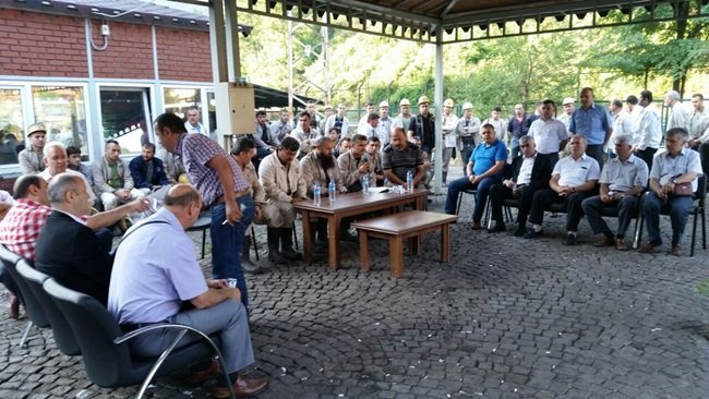 15 TEMMUZ GECESİ YAŞANAN DARBE GİRİŞİMİNE KARŞI SOKAĞA ÇIKARAK DARBECİLERE DİRENİRKEN ŞEHİT OLAN SİVİL VATANDAŞLAR VE YİNE DARBE GİRİŞİMİNİ PÜSKÜRTÜRKEN ŞEHİT OLAN GÜVENLİK GÖREVLİLERİ İÇİN TÜRKİYE TAŞKÖMÜRÜ KURUMU (TTK) KARADON MÜESSESESİ GELİK İŞLETMESİNDE ÇALIŞAN MADEN İŞÇİLERİ KUR-AN VE MEVLİT MERASİMİ DÜZENLEDİ. (ONUR ALTINDAĞ/ZONGULDAK-İHA)