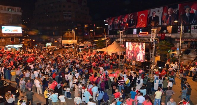 Demokrasi nöbetinde Erdoğan’a alkış yağmuru