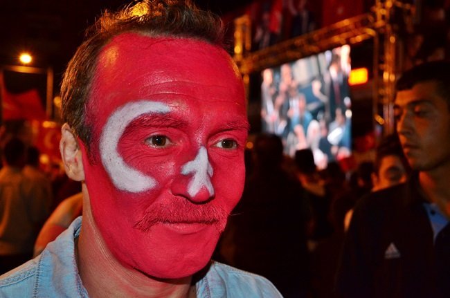 ALANA AKIN EDEN BİR VATANDAŞ İSE YÜZÜNÜ TÜRK BAYRAĞI'NIN RENGİNE BOYADI (ONUR ALTINDAĞ/ZONGULDAK-İHA)