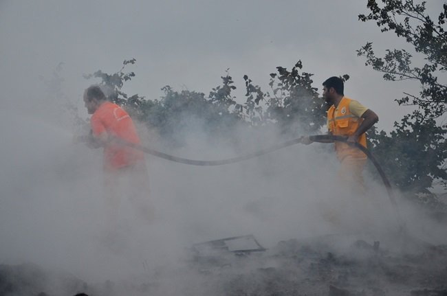 ZONGULDAK'TA ESKİ KANEPE VE KOLTUKLARIN BULUNDUĞU AÇIK ALANDAKİ YANGIN MAHALLELİYE KORKULU ANLAR YAŞATTI. (ONUR ALTINDAĞ/ZONGULDAK-İHA)