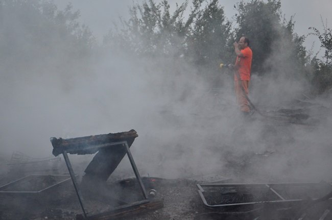 ZONGULDAK'TA ESKİ KANEPE VE KOLTUKLARIN BULUNDUĞU AÇIK ALANDAKİ YANGIN MAHALLELİYE KORKULU ANLAR YAŞATTI. (ONUR ALTINDAĞ/ZONGULDAK-İHA)