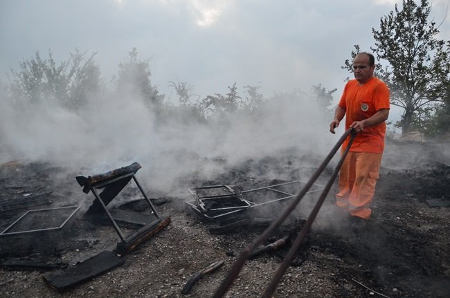 ZONGULDAK'TA ESKİ KANEPE VE KOLTUKLARIN BULUNDUĞU AÇIK ALANDAKİ YANGIN MAHALLELİYE KORKULU ANLAR YAŞATTI. (ONUR ALTINDAĞ/ZONGULDAK-İHA)