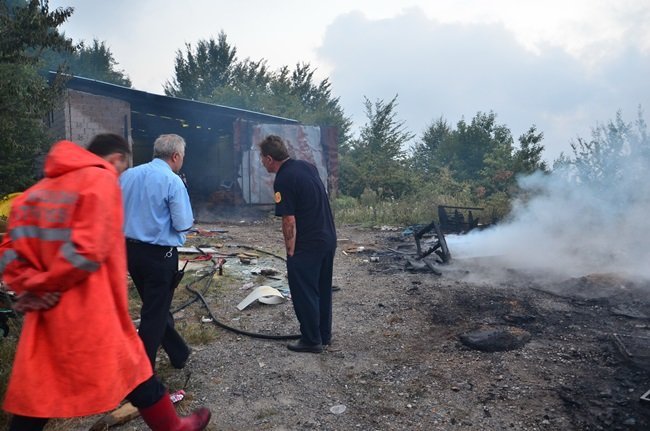 ZONGULDAK'TA ESKİ KANEPE VE KOLTUKLARIN BULUNDUĞU AÇIK ALANDAKİ YANGIN MAHALLELİYE KORKULU ANLAR YAŞATTI. (ONUR ALTINDAĞ/ZONGULDAK-İHA)