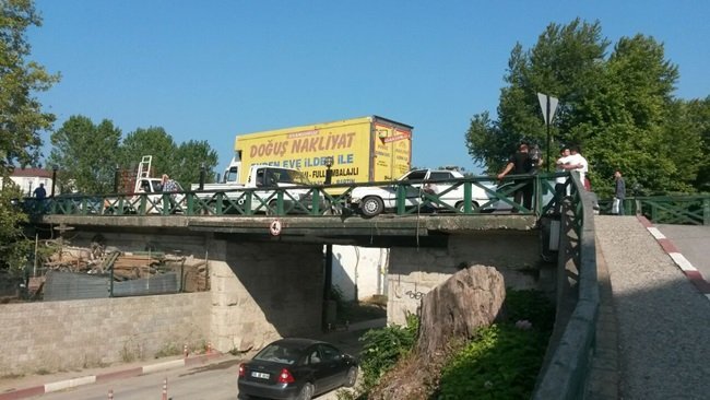 BARTIN’DA ORDUYERİ KÖPRÜSÜ ÜZERİNDE MEYDANA GELEN KAZADA, OTOMOBİL KÖPRÜ KORKULUKLARINA ÇARPARAK DURABİLDİ. OTOMOBİL SÜRÜCÜSÜ KAZAYI YARA ALMADAN ATLATTI. (MUSTAFA KURT/BARTIN-İHA)