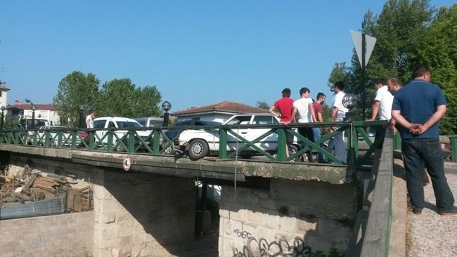 Otomobil köprü korkuluklarına çarparak durabildi