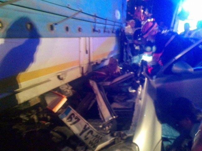 ZONGULDAK'TA BİR OTOMOBİL TIR'A ARKADAN ÇARPARAK ALTINA GİRDİ. KAZADA 1 KİŞİ HAYATINI KAYBETTİ, 1 KİŞİ YARALANDI. (ONUR ALTINDAĞ/ZONGULDAK-İHA)