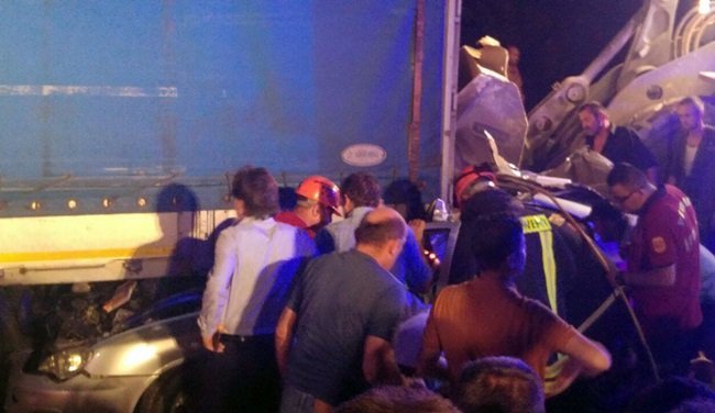 ZONGULDAK'TA BİR OTOMOBİL TIR'A ARKADAN ÇARPARAK ALTINA GİRDİ. KAZADA 1 KİŞİ HAYATINI KAYBETTİ, 1 KİŞİ YARALANDI. (ONUR ALTINDAĞ/ZONGULDAK-İHA)