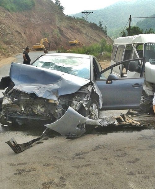 BARTIN ARIT YOLUNDA BİR OTOMOBİL İLE MİNİBÜSÜN KAFA KAFAYA ÇARPIŞMASI SONUCU 7 KİŞİ YARALANDI. (MUSTAFA KURT/BARTIN-İHA)
