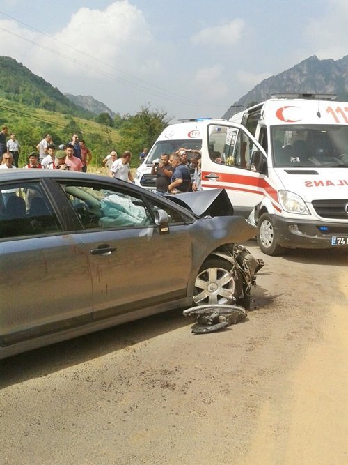 YARALILAR OLAY YERİNE GELEN 112 ACİL SERVİS EKİPLERİ TARAFINDAN AMBULANSLAR İLE BARTIN DEVLET HASTANESİNE KALDIRILARAK TEDAVİ ALTINA ALINDI. (MUSTAFA KURT/BARTIN-İHA)