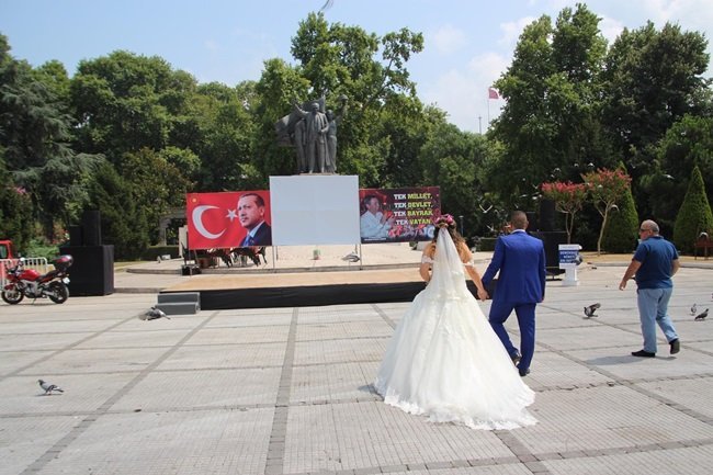 ZONGULDAK'IN EREĞLİ İLÇESİNDE DURUCAN, OSMAN ANIL ATABEY ÇİFTİ NİKAHLARININ ARDINDAN ATATÜRK ANITINDA DARBE ŞEHİTLERİ İÇİN DUA ETTİ. (VEDAT KILIÇ/ZONGULDAK-İHA)