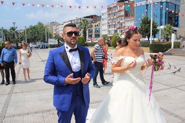 ZONGULDAK'IN EREĞLİ İLÇESİNDE DURUCAN, OSMAN ANIL ATABEY ÇİFTİ NİKAHLARININ ARDINDAN ATATÜRK ANITINDA DARBE ŞEHİTLERİ İÇİN DUA ETTİ. (VEDAT KILIÇ/ZONGULDAK-İHA)