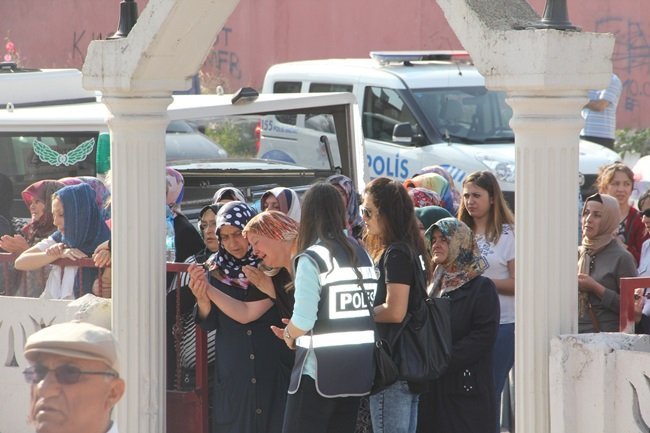 BEYLİK TABANCASIYLA BAŞINA ATEŞ EDEREK İNTİHAR EDEN BOLU’NUN DÖRTDİVAN İLÇESİ EMNİYET MÜDÜRLÜĞÜ’NDE GÖREVLİ 27 YAŞINDAKİ POLİS MEMURU, KARABÜK’TE TOPRAĞA VERİLDİ. (SAMET OĞUZHAN DOĞAN/KARABÜK-İHA)