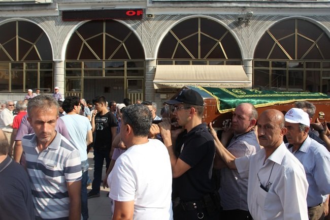 BEYLİK TABANCASIYLA BAŞINA ATEŞ EDEREK İNTİHAR EDEN BOLU’NUN DÖRTDİVAN İLÇESİ EMNİYET MÜDÜRLÜĞÜ’NDE GÖREVLİ 27 YAŞINDAKİ POLİS MEMURU, KARABÜK’TE TOPRAĞA VERİLDİ. (SAMET OĞUZHAN DOĞAN/KARABÜK-İHA)