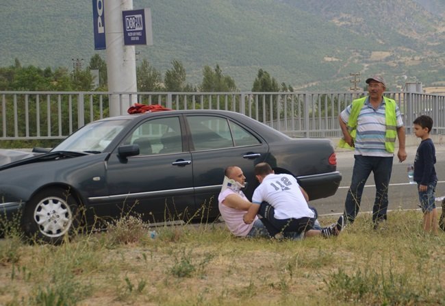 KASTAMONU'NUN TOSYA İLÇESİ AKÇAKAVAK KÖYÜ YAKINLARINDA MEYDANA GELEN TRAFİK KAZASINDA 2 KİŞİ AĞIR YARALANDI. (SEDAT AĞACIKOĞLU/KASTAMONU-İHA)