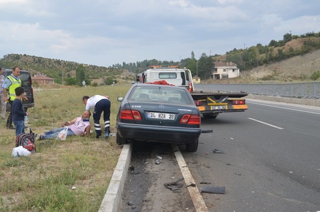 KASTAMONU'NUN TOSYA İLÇESİ AKÇAKAVAK KÖYÜ YAKINLARINDA MEYDANA GELEN TRAFİK KAZASINDA 2 KİŞİ AĞIR YARALANDI. (SEDAT AĞACIKOĞLU/KASTAMONU-İHA)