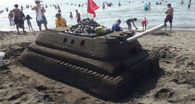 Kumdan tank yapıp darbeye tepki gösterdiler