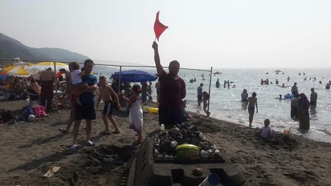 ZONGULDAK’IN EREĞLİ İLÇESİNDE HAFTA SONU PLAJA AKIN EDEN VATANDAŞLAR, KUMDAN TANK YAPIP DARBE GİRİŞİMİNE TEPKİ GÖSTERDİ. (VEDAT KILIÇ/ZONGULDAK-İHA)