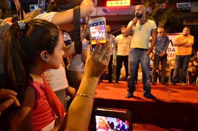 MADENCİ ANITI ÖNÜNDE TOPLANAN KALABALIĞA HİTAP EDEN METİN DOĞAN, VATANDAŞLARIN YOĞUN İLGİSİYLE KARŞILAŞTI. (ONUR ALTINDAĞ/ZONGULDAK-İHA)