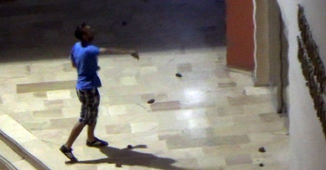 ZONGULDAK'TA 35 YAŞINDAKİ İ.G., GECE SAATLERİNDE ZONGULDAK BELEDİYESİ'NİN ÖNÜNE GELEREK, CEBİNDEN ÇIKARDIĞI TAŞLARLA BELEDİYENİN CAMLARINI TAŞLADI. İ.G., OLAY YERİNE GELEN POLİS EKİPLERİNE TESLİM OLARAK KARAKOLA GÖTÜRÜLDÜ. (ONUR ALTINDAĞ/ZONGULDAK-İHA)