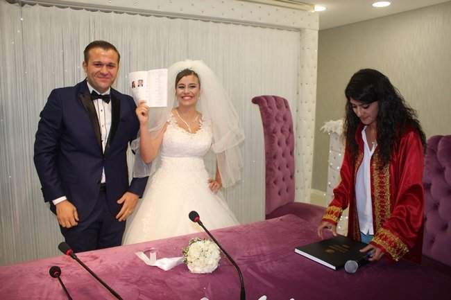 ZONGULDAK BÖLGESİNDE FUTBOL HAKEMLİĞİ YAPAN VE HALEN İSTANBUL BÖLGESİNDE HAKEMLİĞE DEVAM EDEN KEREM BARUTÇU, TÜRKİYE İSTATİSTİK KURUMU’NDA (TÜİK) MEMUR OLARAK ÇALIŞAN YASEMİN BAYRAM İLE DÜNYA EVİNE GİRDİ (ÖMER TEKCAN/ZONGULDAK-İHA)