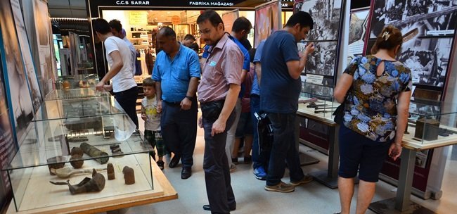 ZONGULDAK'TAKİ ESAS 67 BURDA AVM'DE AÇILAN "ÇANAKKALE MÜZESİ VE FOTOĞRAF SERGİSİ"NE ZİYARETÇİLER, YOĞUN İLGİ GÖSTERİYOR. (ONUR ALTINDAĞ/ZONGULDAK-İHA)