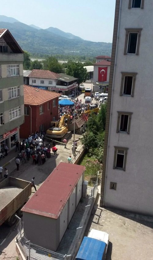ZONGULDAK'IN GÖKÇEBEY İLÇESİNDE HAFRİYAT YÜKLÜ KAMYON, KANALİZASYON KANALINA YANAŞTIĞI SIRADA TOPRAK KAYMASI MEYDANA GELDİ. KAMYON KANALA DÜŞERKEN, BURADA ÇALIŞAN İKİ İŞÇİ YARALANDI. (ONUR ALTINDAĞ/ZONGULDAK-İHA)