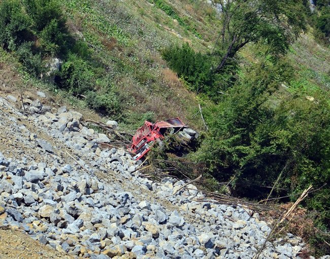 ZONGULDAK'TA TÜNEL AÇMA ÇALIŞMALARININ YAPILDIĞI ŞANTİYEDE PARK HALİNDEKİ KAMYON 30 METREDEN UÇURUMA YUVARLANDI. (ONUR ALTINDAĞ/ZONGULDAK-İHA)