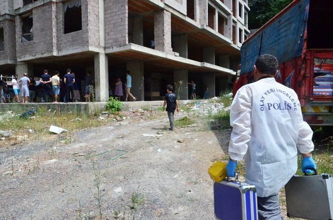 ZONGULDAK'TA 24 YAŞINDAKİ SERKAN CİNEL, BİR APARTMANIN İNŞAATINDA ÖLÜ BULUNDU. OLAY YERİ İNCELEME ŞUBE MÜDÜRLÜĞÜ'NE BAĞLI EKİPLER DE OLAYLA İLGİLİ SORUŞTURMA BAŞLATTI. CİNEL'İN CENAZESİ OTOPSİ İÇİN ATATÜRK DEVLET HASTANESİ'NE KALDIRILDI. (ONUR ALTINDAĞ/ZONGULDAK-İHA)