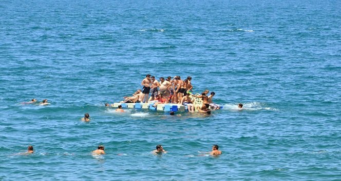 Zonguldak’ta sıcaktan bunalan vatandaşlar plajlara akın etti
