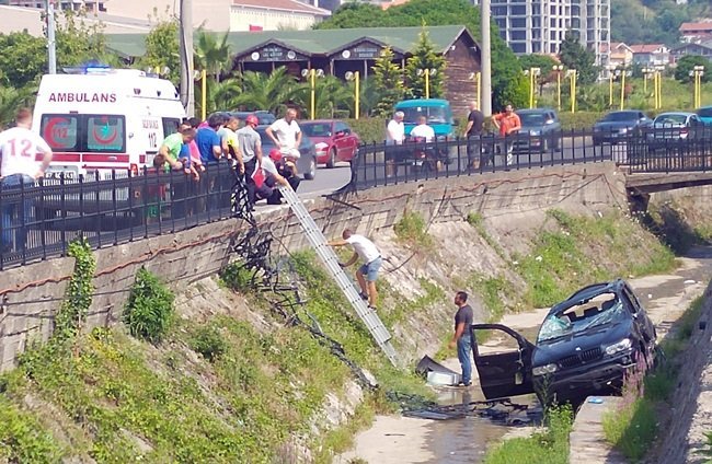 YARALILAR, İTFAİYE EKİPLERİNİN YARDIMIYLA DEREDEN ÇIKARTILIRKEN, OLAY YERİNE GELEN 112 SAĞLIK EKİPLERİNİN MÜDAHALESİNİN ARDINDAN KDZ. EREĞLİ DEVLET HASTANESİ’NE KALDIRILDI. (VEDAT KILIÇ/ZONGULDAK-İHA)